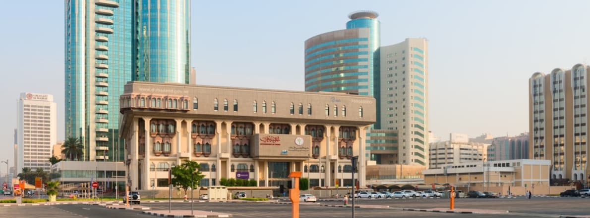 迪拜土地局 (DLD) 在房地产交易中扮演什么角色?